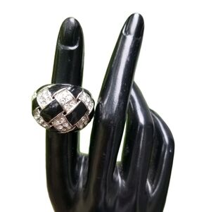 JOAN BOYCE DESIGNER 1980S SILVERTONE, BLACK & CRYSTAL BASKETWEAVE DESIGN RING